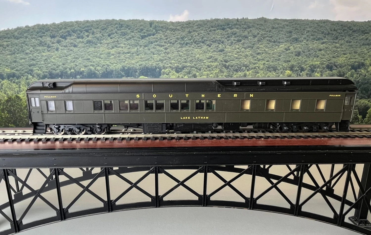 ATLAS HO 10-1-2 PULLMAN SLEEPER SOUTHERN "LAKE LATHAM" - Image 2